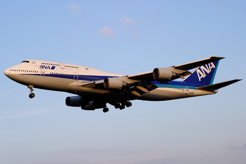 AllNipponAirways B747-400 fukuoka 20090913174200 photo