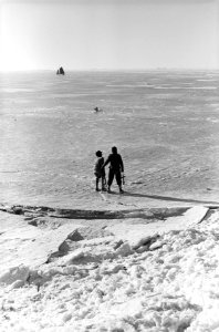 Alpenlandschap bij Volendam. Twee Markense jongens kijken naar ijsvlakte Gouwzee, Bestanddeelnr 914-6959