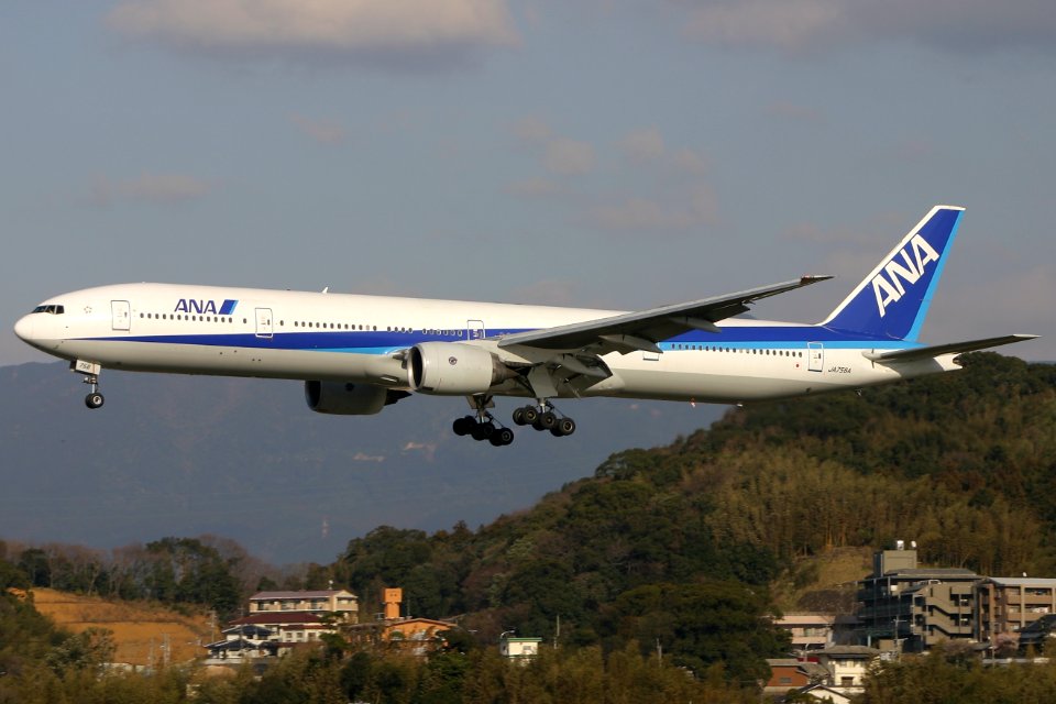 AllNipponAirways B777-300 fukuoka 20050314162612