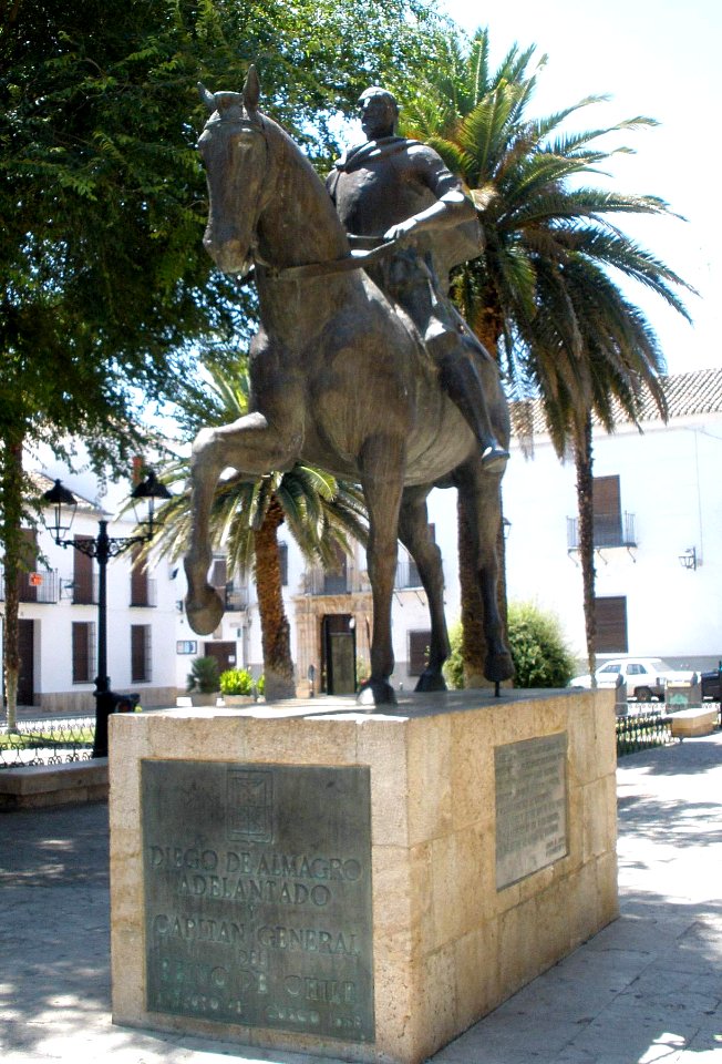 Almagro - Plaza Mayor, Monumento a Diego de Almagro 2