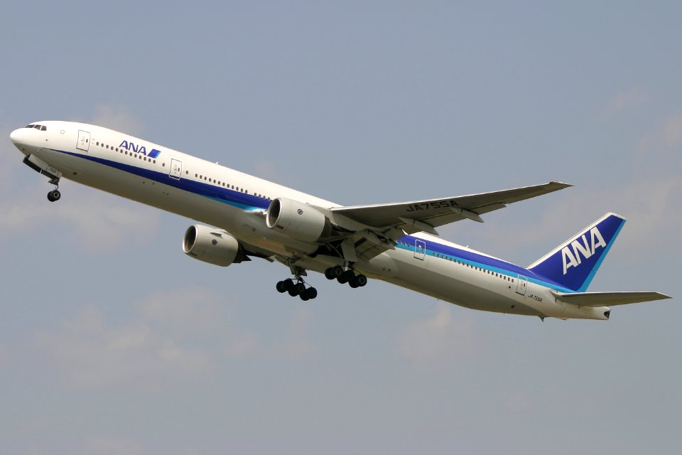 AllNipponAirways B777-300 fukuoka 20050429102706