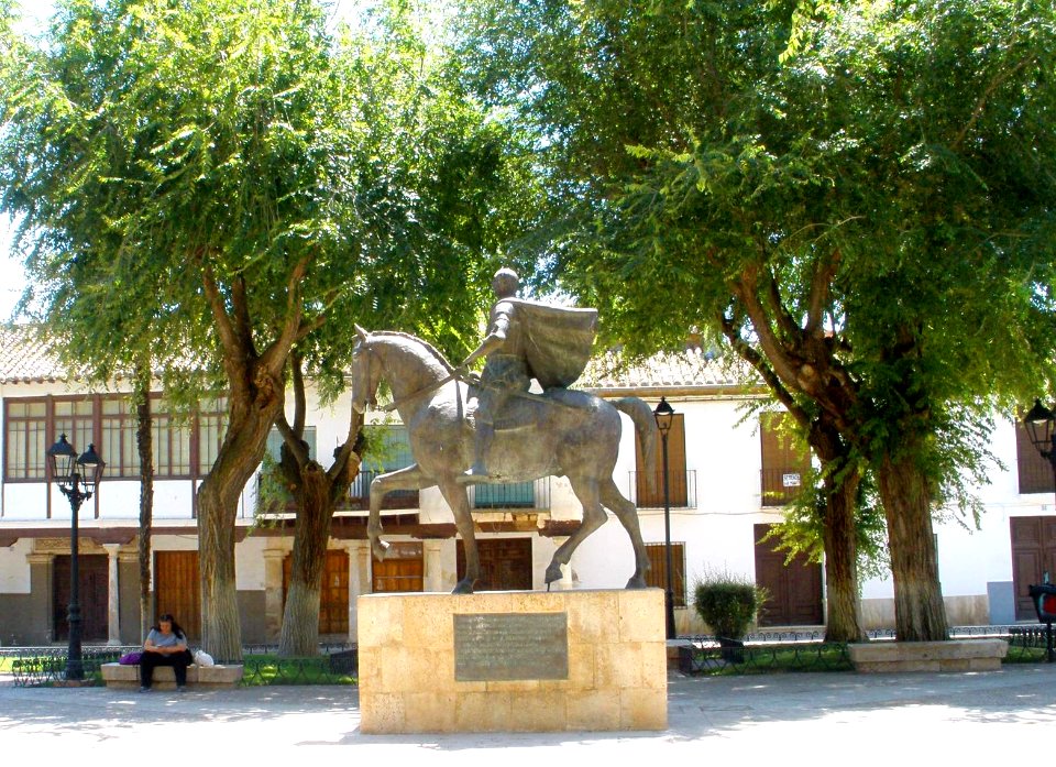 Almagro - Plaza Mayor, Monumento a Diego de Almagro 1