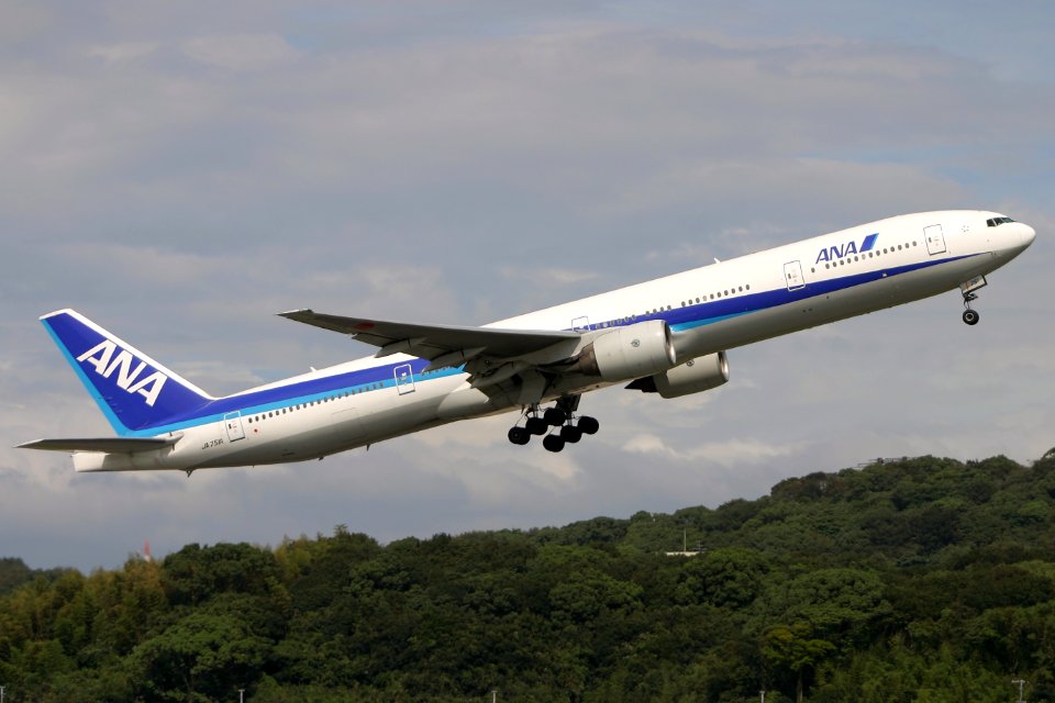 AllNipponAirways B777-300 fukuoka 20040911141826