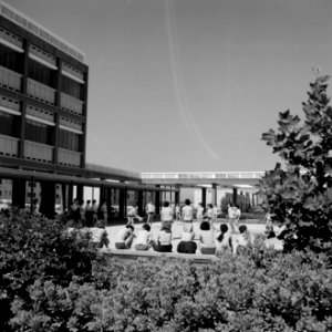 Alliance gymnasium. Meisjes zijn op het schoolplein aan het sporten, Bestanddeelnr 255-4689