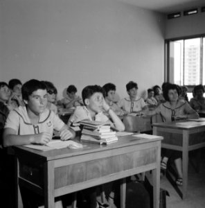 Alliance gymnasium. Een klas met leerlingen in schooluniform, Bestanddeelnr 255-4686