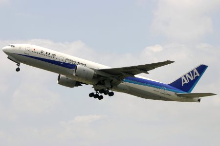 AllNipponAirways B777-200 fukuoka 20050429115900 photo