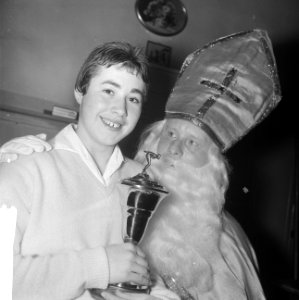 Allround zwemster 61 in Heiligweg Amsterdam Adri Lasterie met Sinterklaas, Bestanddeelnr 913-2494