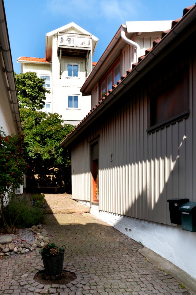 Alley at Gamla Strandgatan 20, Gamlestan, Lysekil