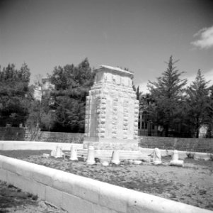 Allenby-monument met daarop de tekst Near this spot, the Holy City was surrende, Bestanddeelnr 255-0341