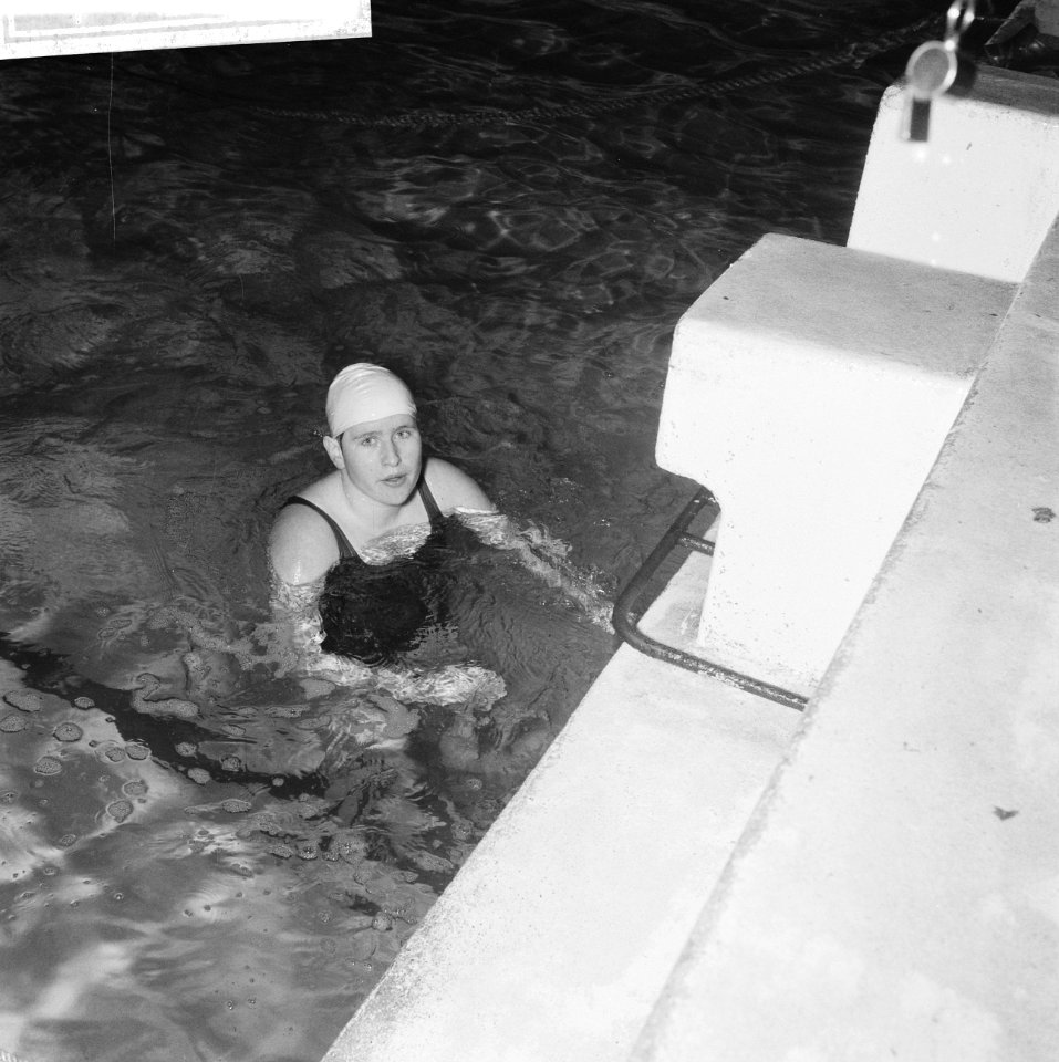 Allround zwemster 61 in Heiligweg Amsterdam Marion Heemskerk in het water, Bestanddeelnr 913-2491