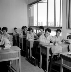 Alliance gymnasium Een klas met leerlingen in schooluniform, Bestanddeelnr 255-4687