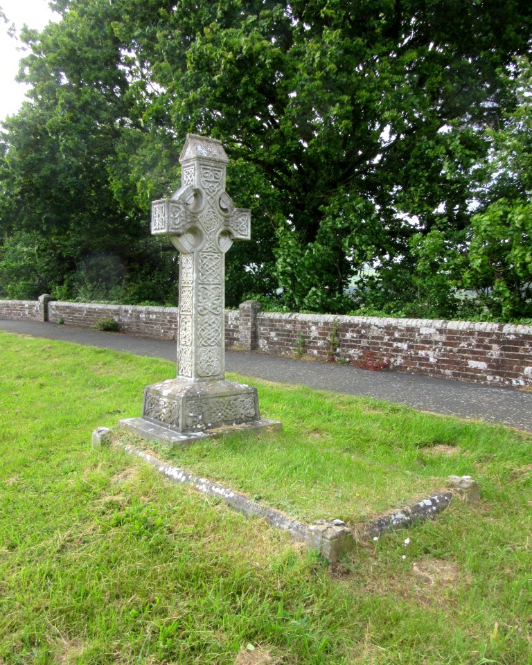 All Saints Church, High Street, Newchurch (May 2016) (Churchyard) (3)