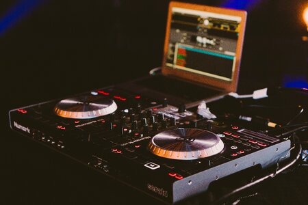 Laptop modern music