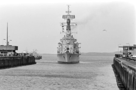 Almirante Grau (uit Peru) komt aan in de sluizen IJmuiden op weg naar de ANS (ve, Bestanddeelnr 933-2759