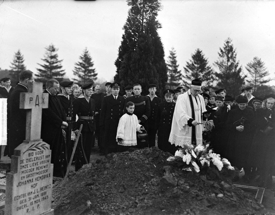 Almelo begrafenis vliegtuigmaker Joop Werink., Bestanddeelnr 903-7910