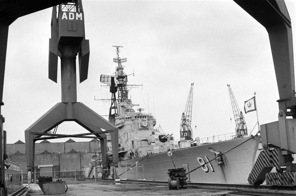 Almirante Grau (uit Peru) komt aan in de sluizen IJmuiden op weg naar de ANS (ve, Bestanddeelnr 933-2760