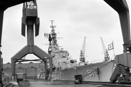 Almirante Grau (uit Peru) komt aan in de sluizen IJmuiden op weg naar de ANS (ve, Bestanddeelnr 933-2760