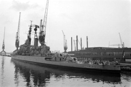 Almirante Grau (uit Peru) komt aan in de sluizen IJmuiden op weg naar de ANS (ve, Bestanddeelnr 933-2761