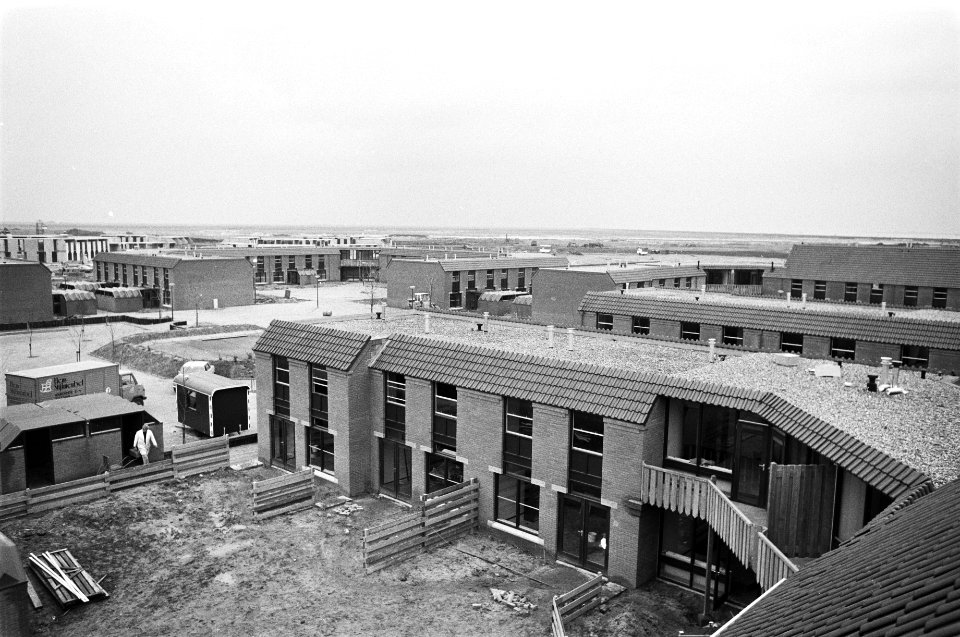 Almere, 30 november komen eerste bewoners overzicht van de wijk waar de eerste , Bestanddeelnr 928-9072