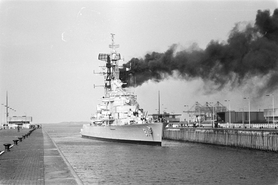 Almirante Grau (uit Peru) komt aan in de sluizen IJmuiden op weg naar de ANS (ve, Bestanddeelnr 933-2757