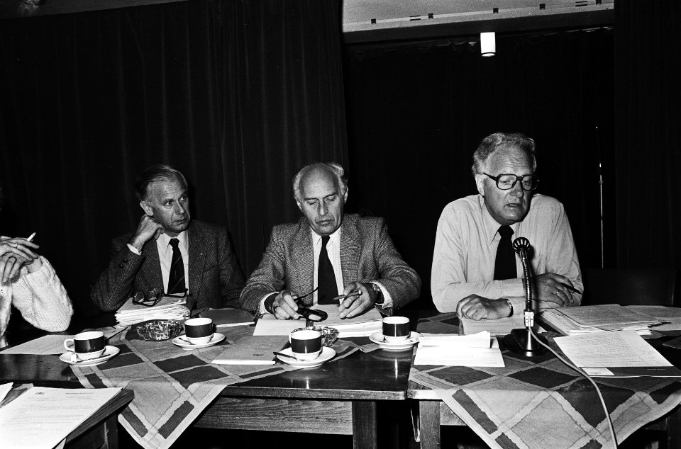 Allema (directeur GG en GD), Copraij (OGZ) en wethouder Kuijpers, Bestanddeelnr 930-3114