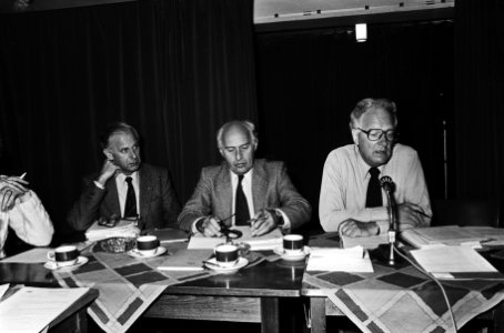 Allema (directeur GG en GD), Copraij (OGZ) en wethouder Kuijpers, Bestanddeelnr 930-3114