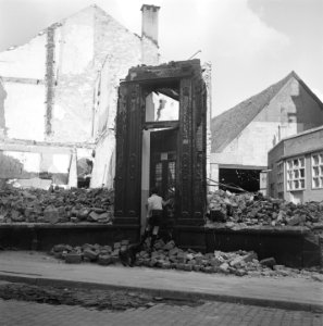 Allen een voordeur resteert van een vernield gebouw, Bestanddeelnr 900-4354