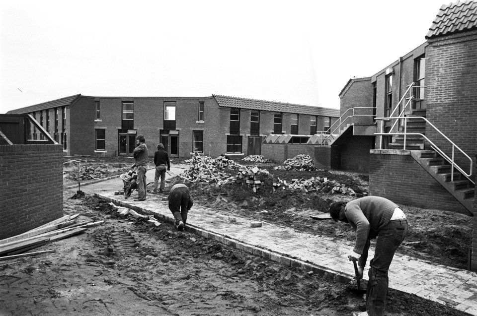 Almere, 30 november komen eerste bewoners betegelen van stoepen, Bestanddeelnr 928-9073