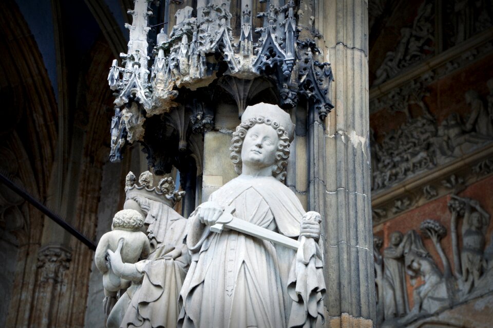 Input statues works of art