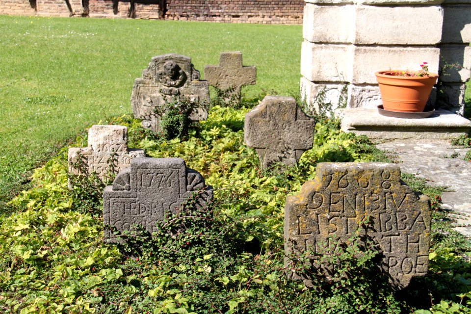 Alter Friedhof an der Westseite der Kirche in Gelsdorf (3)