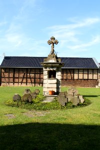 Alter Friedhof an der Westseite der Kirche in Gelsdorf (1)