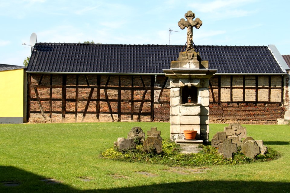 Alter Friedhof an der Westseite der Kirche in Gelsdorf (2)