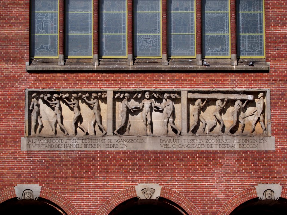 ALS VOORHOOFD STERKT DE STEEN OP DE INGANGSBOGEN T VERSTAND DES BREKE IN HELDRE LYN, Gevelsteen, Beursplein