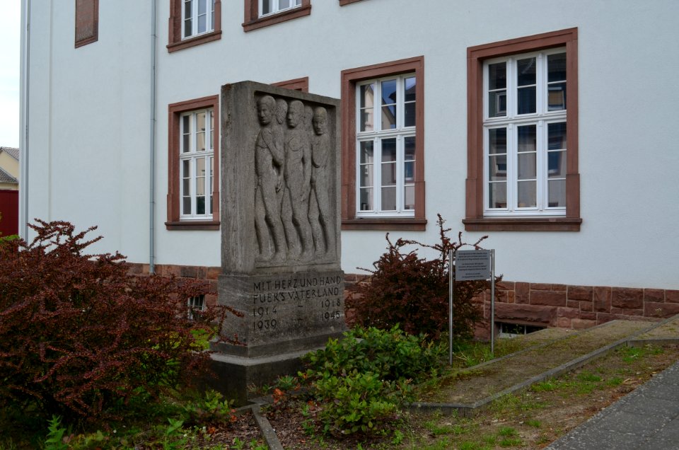 Alsfeld, Albert-Schweitzer-Schule, Kriegsopferdenkmal (1)