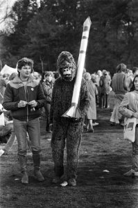 Als aap verkleed persoon met een kruisraket in het Zuiderpark, Bestanddeelnr 932-7515