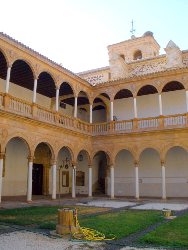 Almagro - Convento de la Asunción de Calatrava, claustro 05