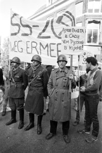 Als Russische soldaten verklede demonstranten met een bord tegen SS-20 raket, Bestanddeelnr 932-7504
