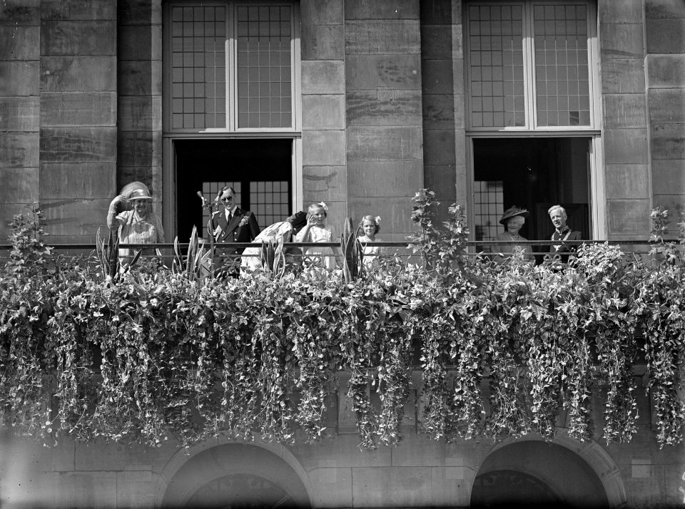 Aubade op De Dam, door 19000 zangers, zangeressen en schoolkinderen. De koninkli, Bestanddeelnr 900-0028
