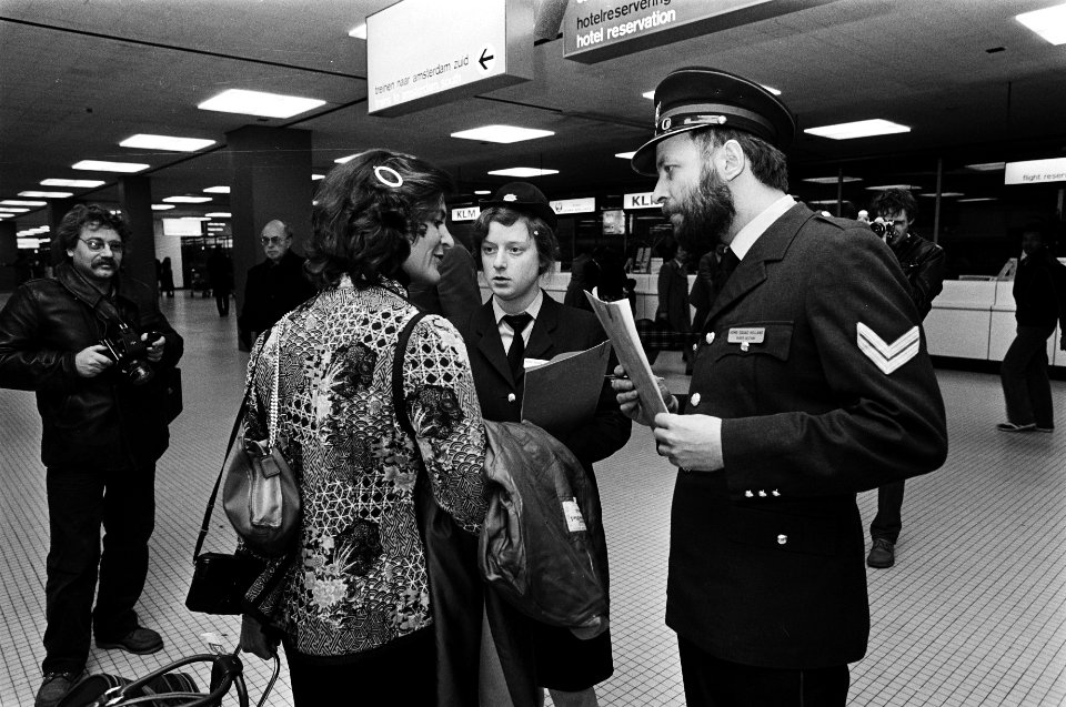 Als politie agent verklede homosexuelen ondervragen Amerikanen op Schiphol (iv, Bestanddeelnr 930-6160