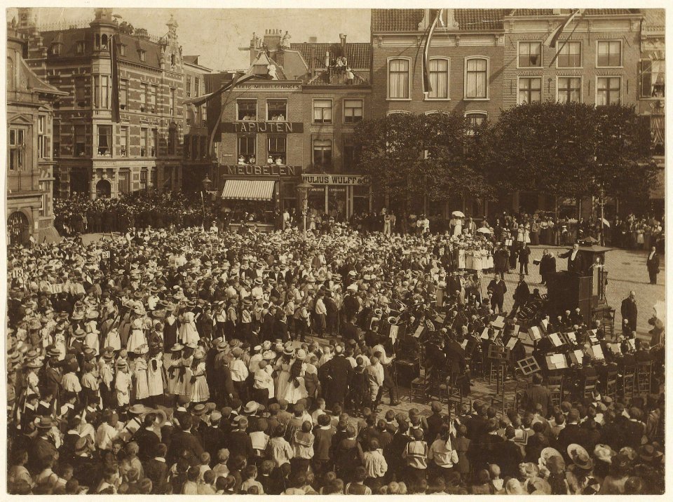 Aubade op de Grote Markt ter gelegenheid van Koninginnedag in augustus 1900, Inventarisnummer NL-HlmNHA 05189
