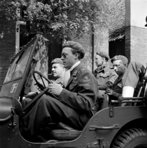 Als regel bestuurde Prins Bernhard zelf zijn jeep, Bestanddeelnr 900-2497