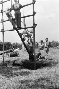 Als onderdeel van de selectie, die de kandidaten voor de officiers-opleiding van, Bestanddeelnr 1609-1-3 photo