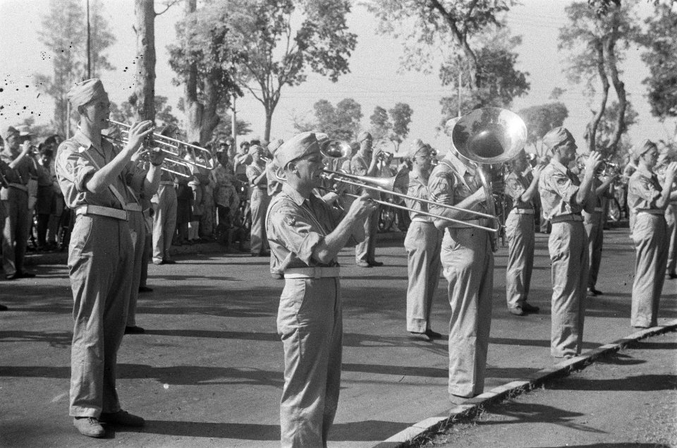 Aubade van de Prins Bernhard Kapel voor de legercommandant generaal S.H. Spoor, Bestanddeelnr 135-4-5