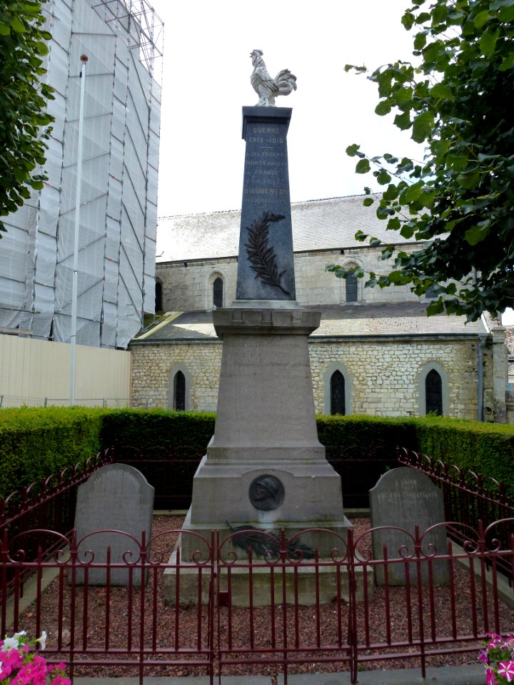 Aubenton (Aisne) monument aux morts