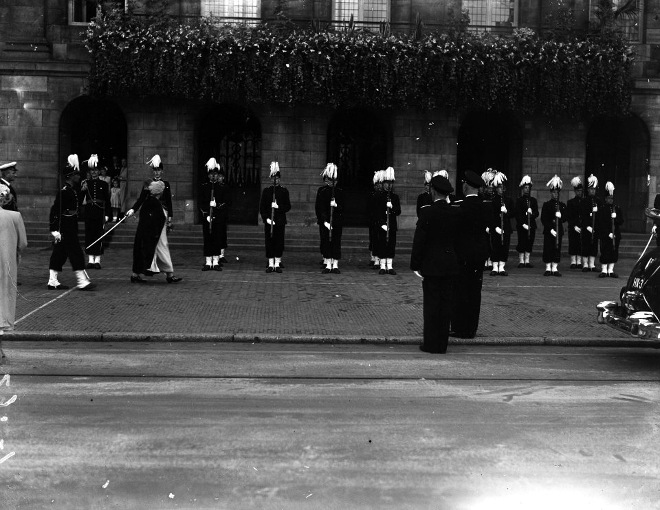 Aubade op De Dam, door 19000 zangers, zangeressen en schoolkinderen. De koninkli, Bestanddeelnr 900-0026