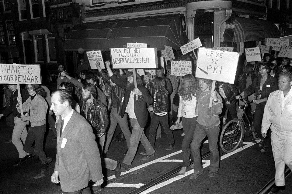 Anti-Soeharto-demonstratie in Amsterdam Rode Jeugd met borden en vuisten, Bestanddeelnr 923-8042