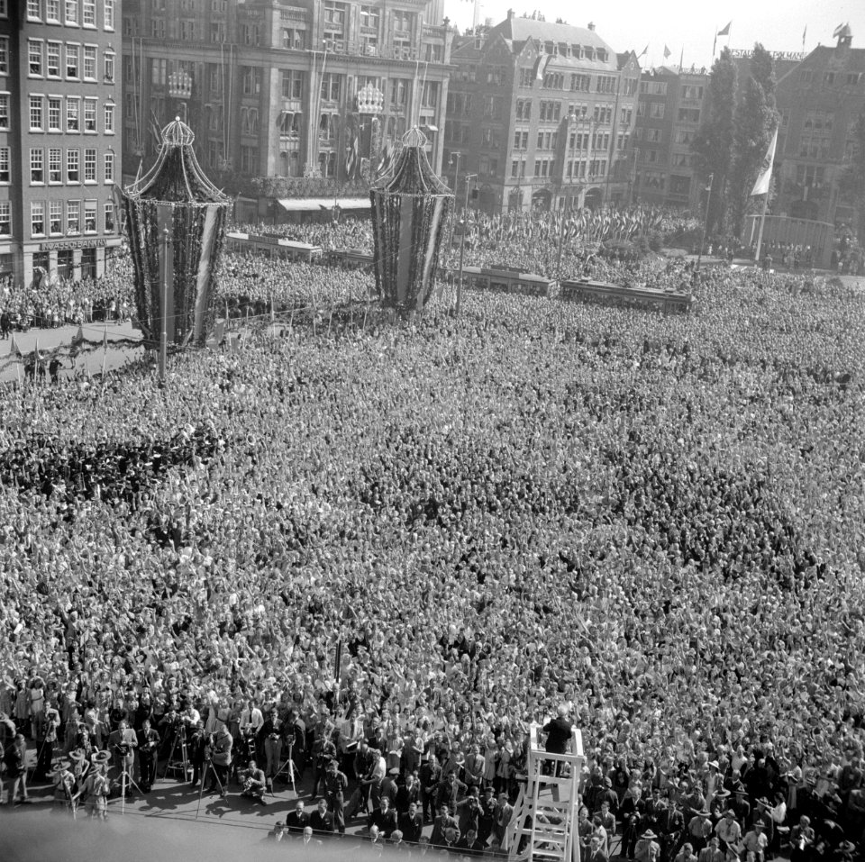 Aubade op de Dam door 19000 zangeressen, zangers en schoolkinderen, onder leidin, Bestanddeelnr 255-7023