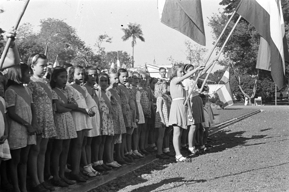 Aubade in paleistuin. Kinderen (meisjes), Bestanddeelnr 151-5-5