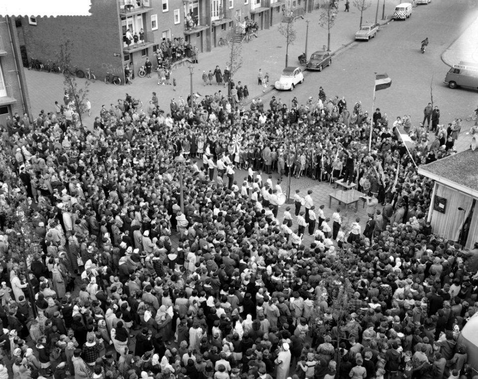 Aubade van 1200 schoolkinderen ter gelegenheid van bevrijdingsdag. Overzicht van, Bestanddeelnr 912-4498
