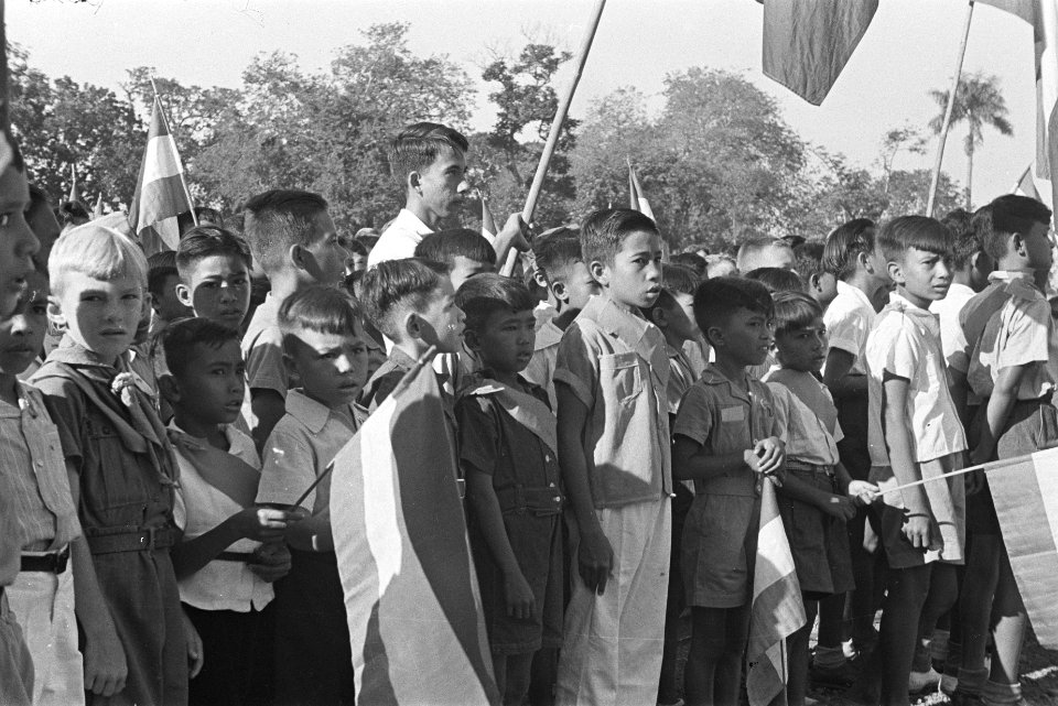 Aubade in paleistuin. Kinderen (jongens), Bestanddeelnr 151-5-3